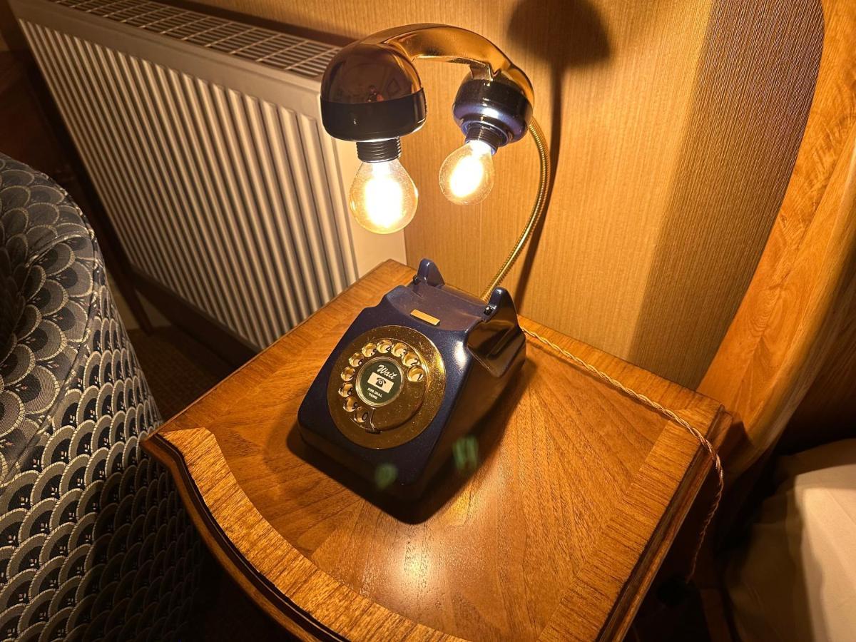 Chester House Guest House Exterior foto A telephone lamp