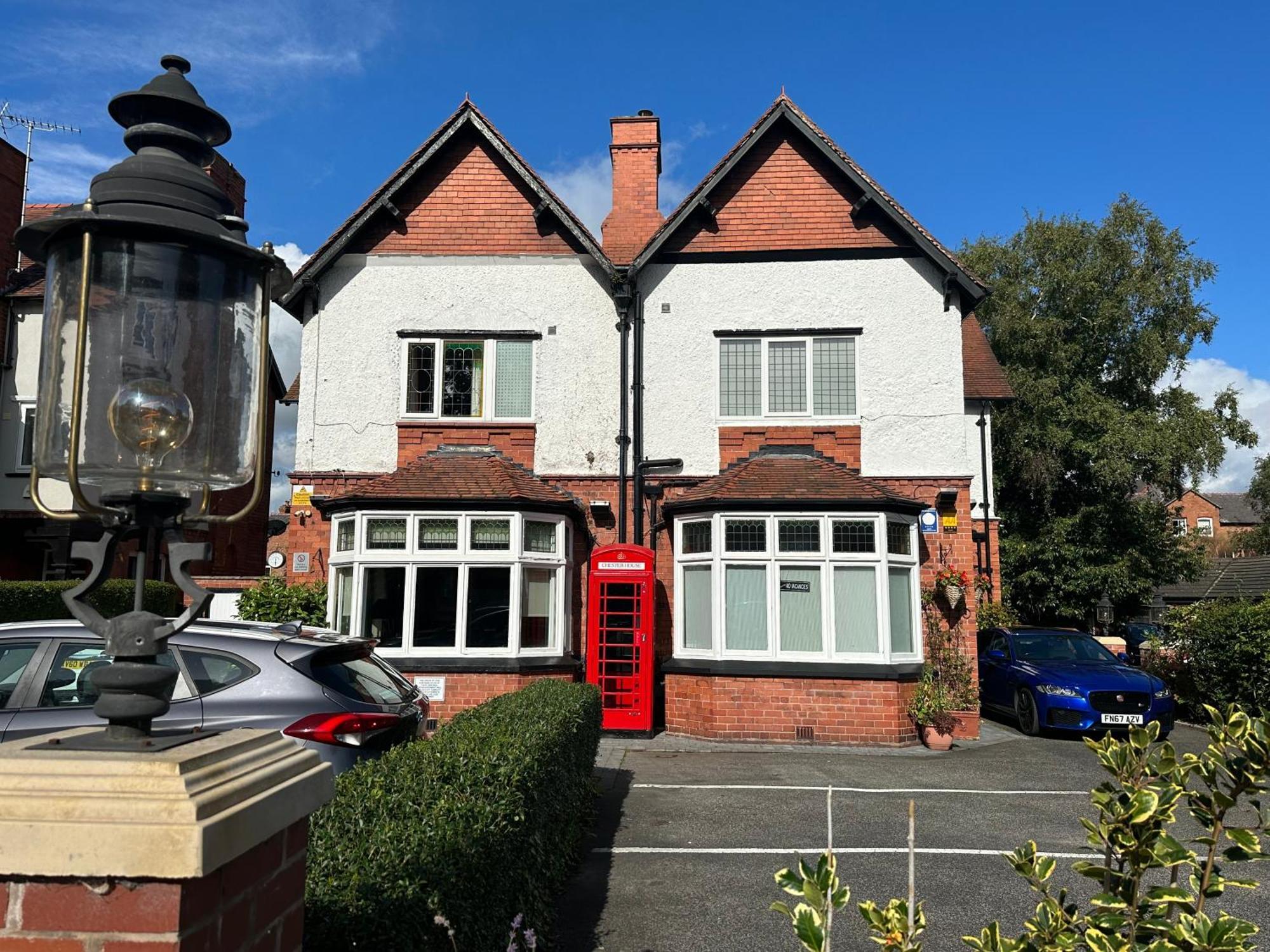 Chester House Guest House Exterior foto The station building