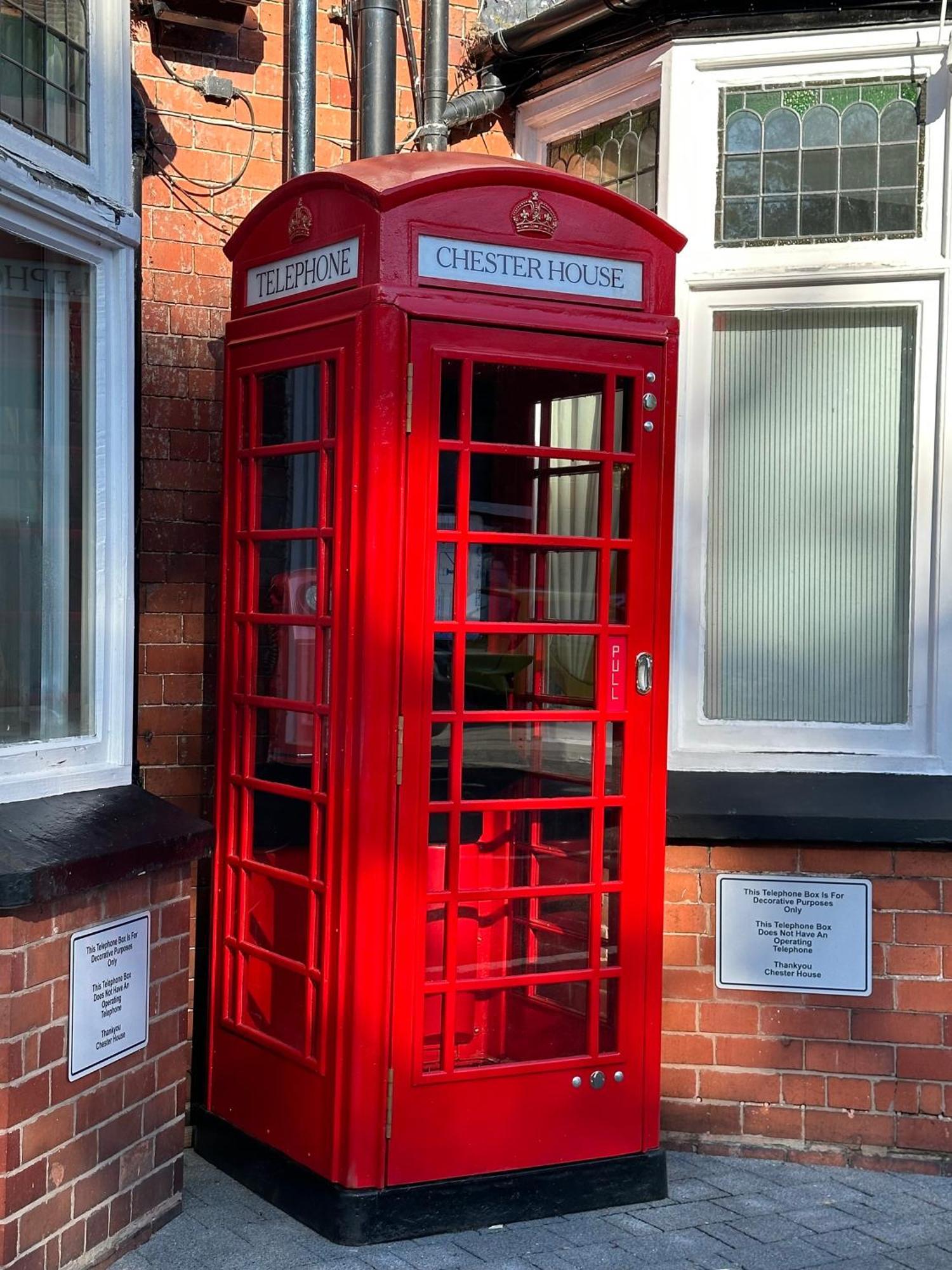 Chester House Guest House Exterior foto The telephone box at the former station