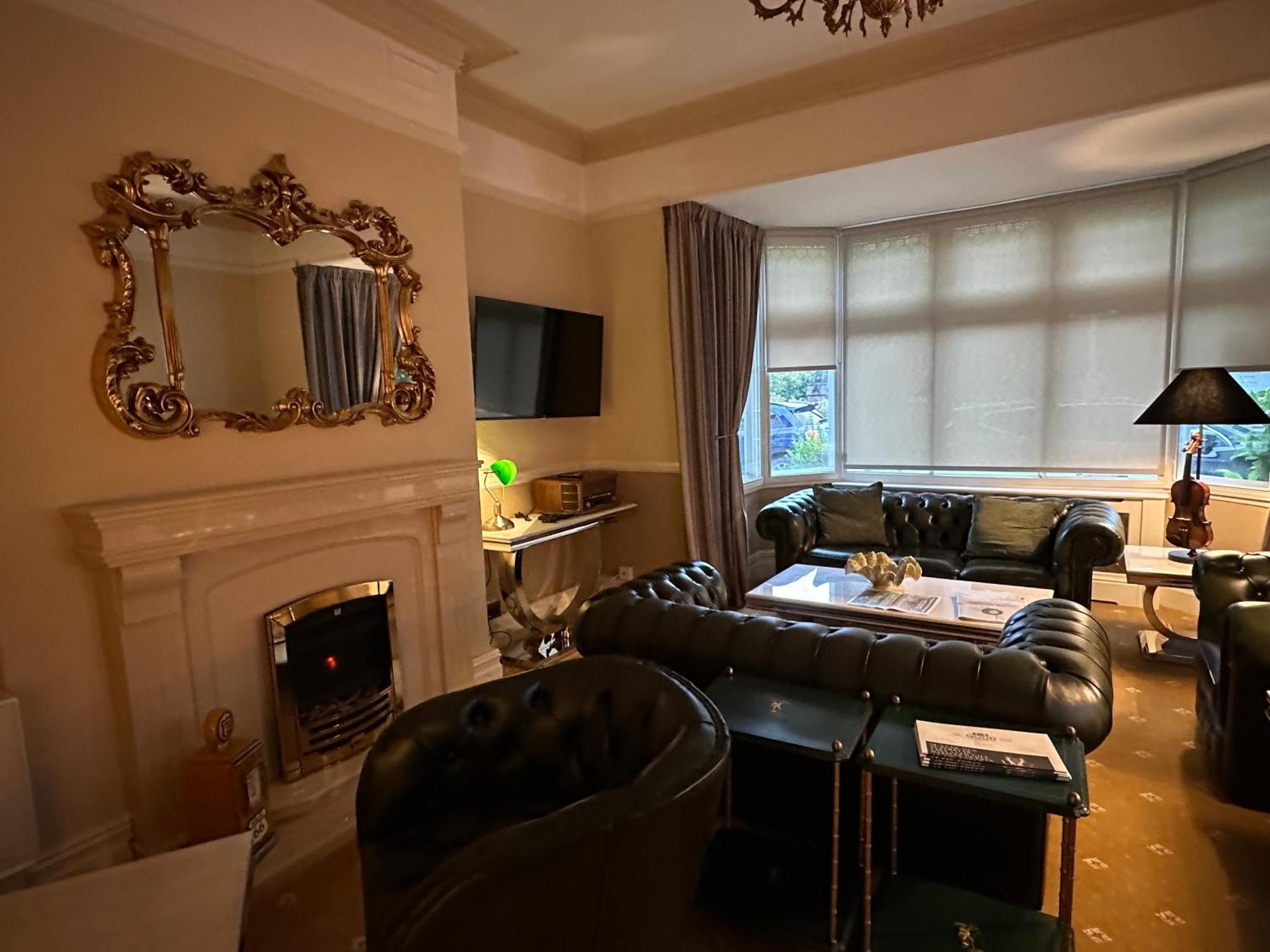 Chester House Guest House Exterior foto The living room of a typical apartment