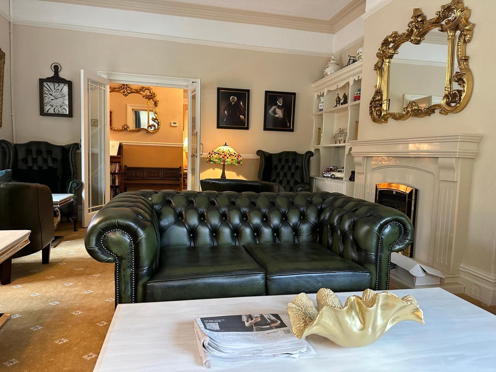 Chester House Guest House Exterior foto A green leather Chesterfield sofa