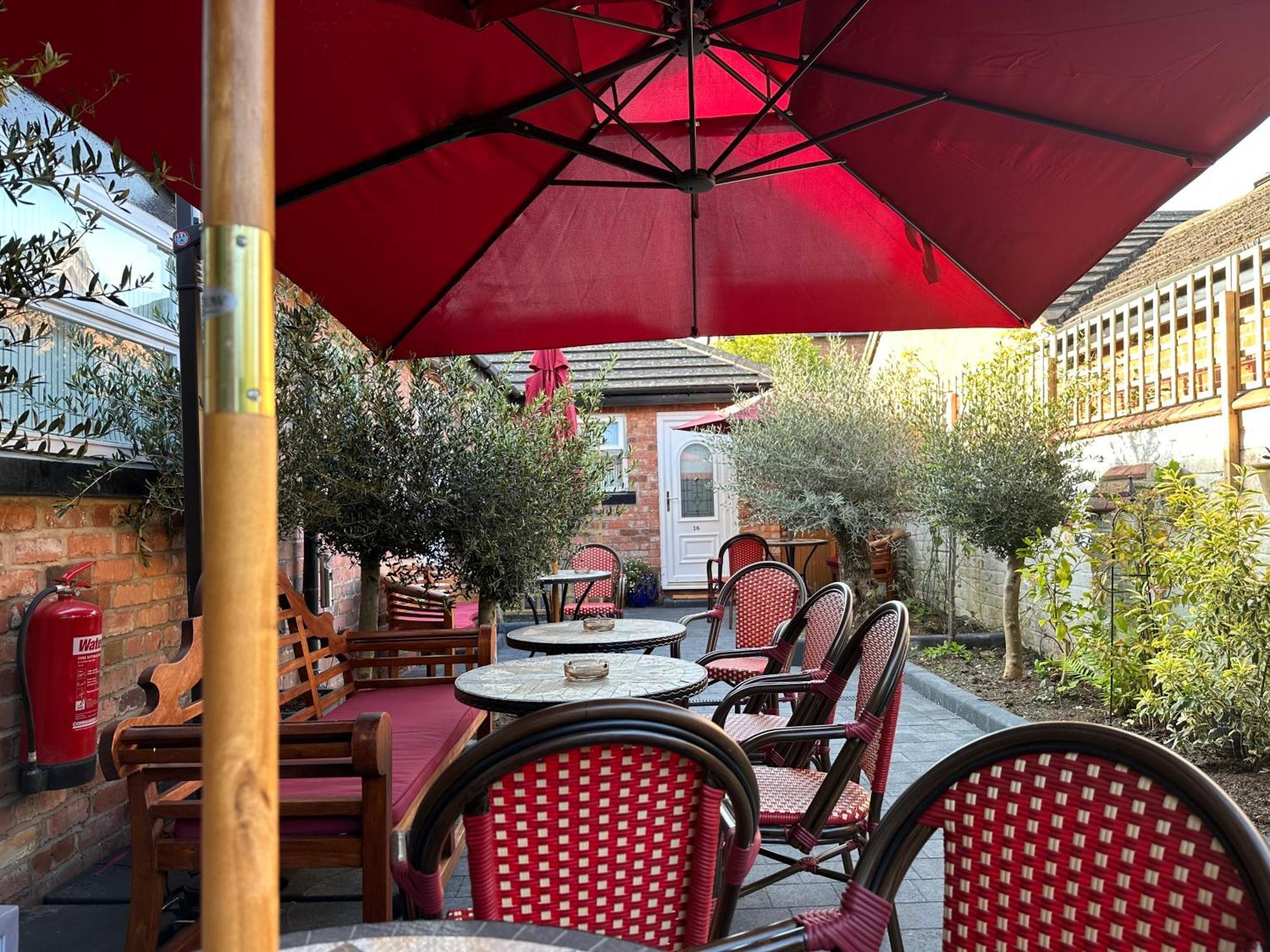 Chester House Guest House Exterior foto The courtyard of the restaurant