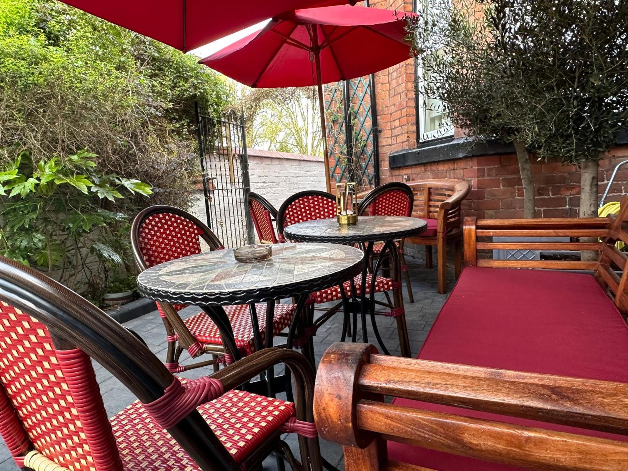 Chester House Guest House Exterior foto The outdoor seating area at the restaurant