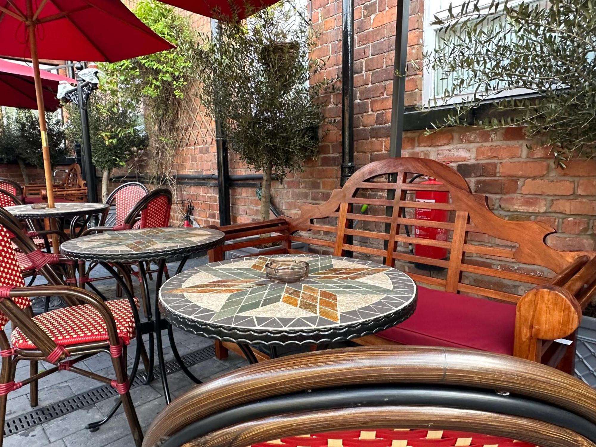 Chester House Guest House Exterior foto The patio at the restaurant