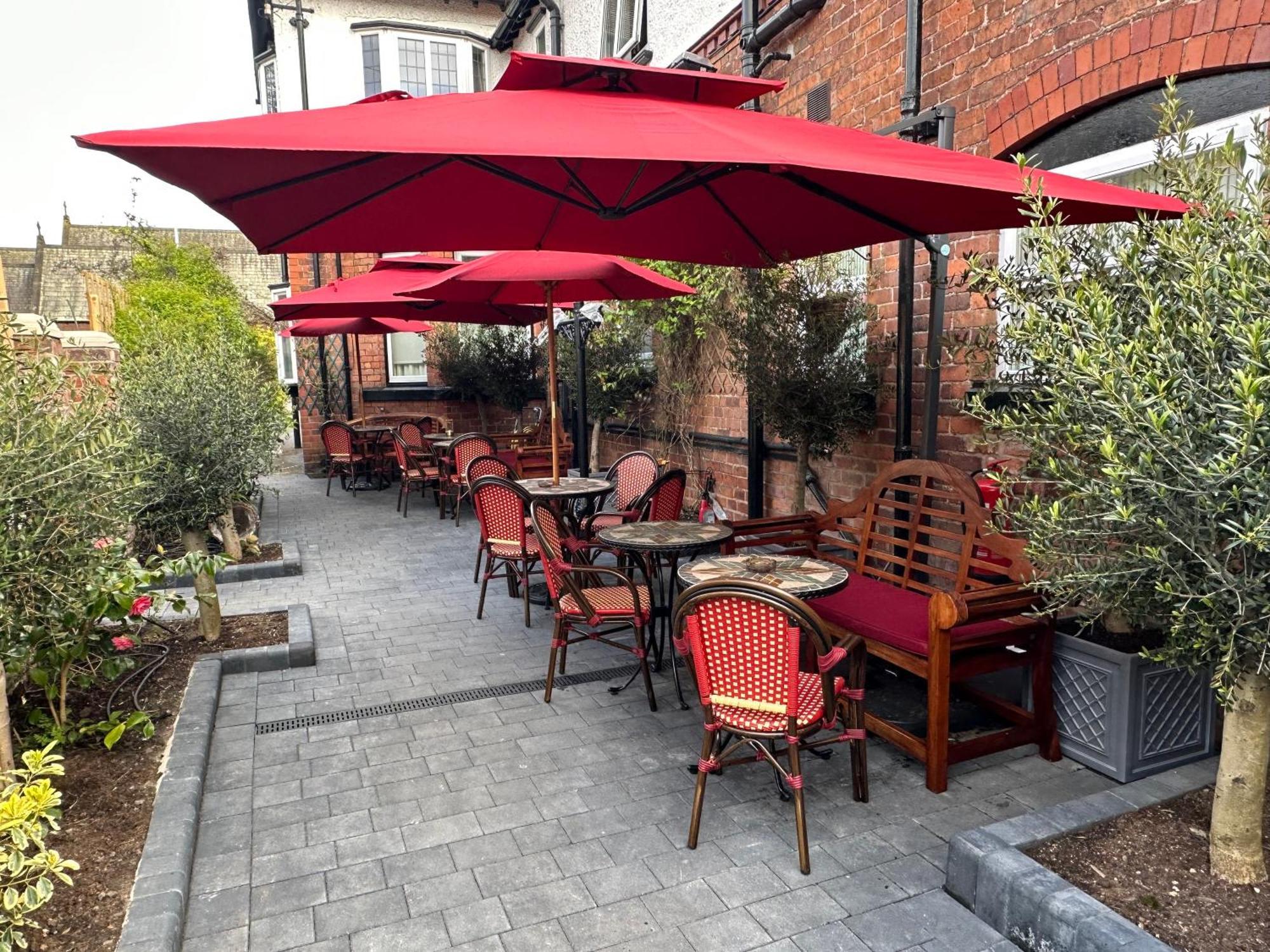 Chester House Guest House Exterior foto The restaurant's outdoor seating area