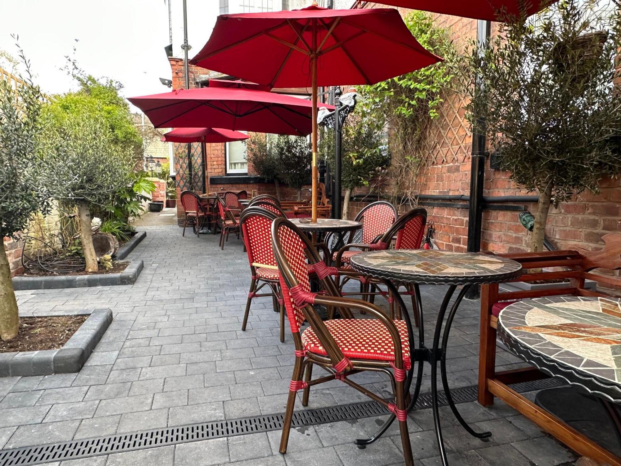 Chester House Guest House Exterior foto The courtyard at the Old Bank Hotel
