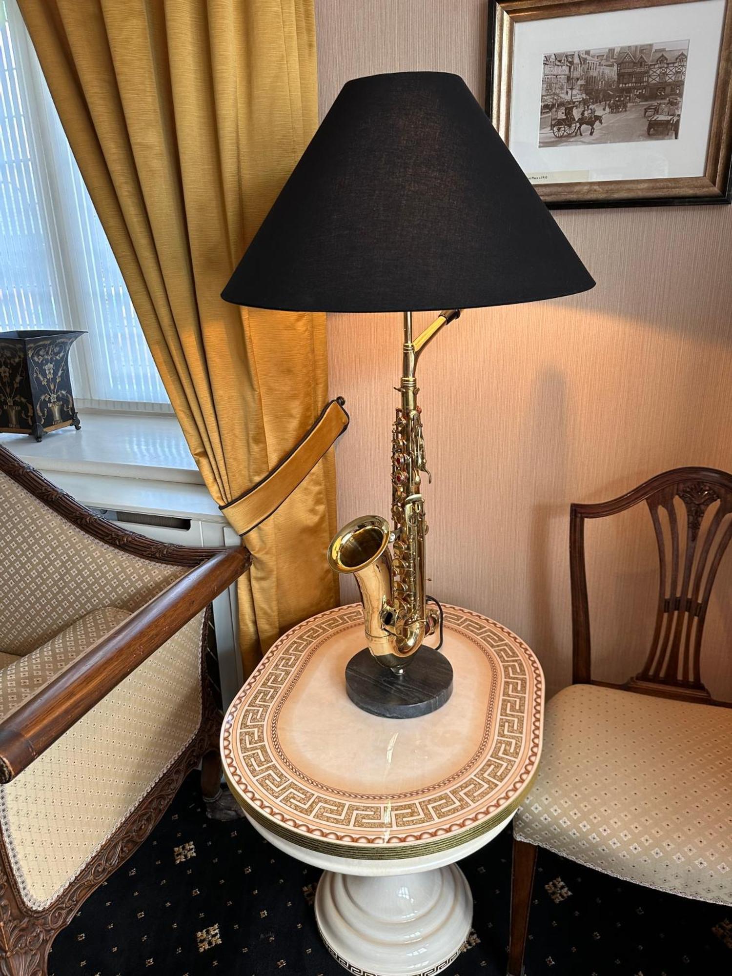 Chester House Guest House Exterior foto A saxophone lamp
